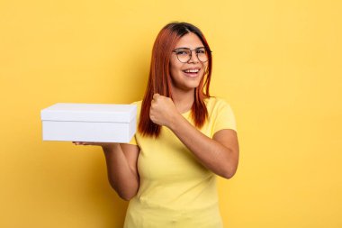 İspanyol kadın kendini mutlu hissediyor ve bir meydan okumayla yüzleşiyor ya da kutluyor. boş ambalaj kavramı