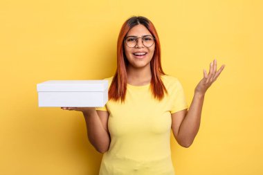 İspanyol kadın kendini mutlu hissediyor, bir çözüm ya da fikir bulduğuna şaşırıyor. boş ambalaj kavramı