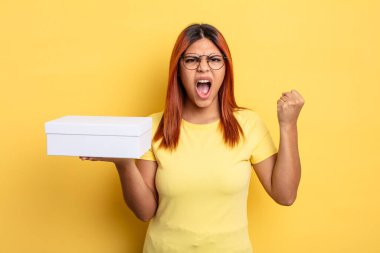 İspanyol kadın öfkeli bir ifadeyle agresif bir şekilde bağırıyor. boş ambalaj kavramı