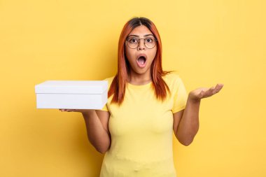 İspanyol kadın son derece şok olmuş ve şaşırmış hissediyor. boş ambalaj kavramı