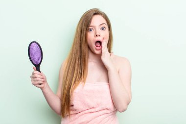 Kızıl saçlı kadın şok olmuş ve korkmuş hissediyor. saç tarağı konsepti