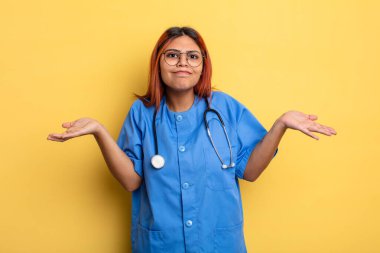 İspanyol kadın şaşkın, şaşkın ve şüpheci hissediyor. hemşire konsepti