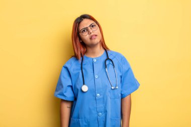 İspanyol kadın şaşkın ve şaşkın hissediyor. hemşire konsepti