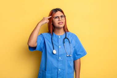 İspanyol kadın şaşkın ve şaşkın hissediyor, senin deli olduğunu gösteriyor. hemşire konsepti