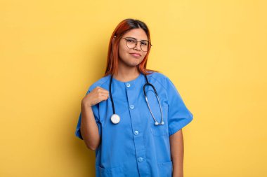 İspanyol kadın kibirli, başarılı, pozitif ve gururlu görünüyor. hemşire konsepti