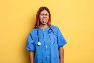 İspanyol kadın iğreniyor, sinirleniyor ve dilini çıkarıyor. hemşire konsepti