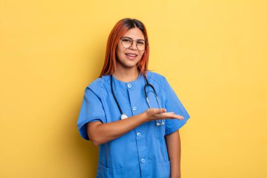 İspanyol kadın neşeyle gülümsüyor, mutlu hissediyor ve bir konsept gösteriyor. hemşire konsepti