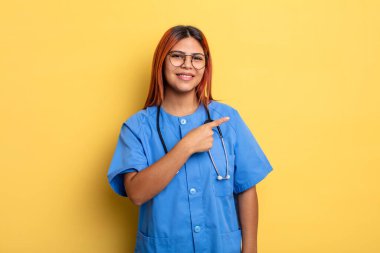 İspanyol kadın neşeyle gülümsüyor, mutlu hissediyor ve bir tarafı işaret ediyor. hemşire konsepti