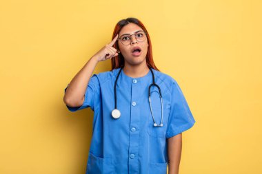 İspanyol kadın şaşırmış görünüyor, yeni bir düşünceyi, fikri ya da konsepti fark ediyor. hemşire konsepti