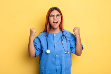 İspanyol kadın öfkeli bir ifadeyle agresif bir şekilde bağırıyor. hemşire konsepti