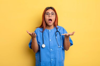 İspanyol kadın son derece şok olmuş ve şaşırmış hissediyor. hemşire konsepti