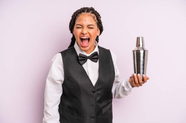 afro black woman shouting aggressively, looking very angry. waiter with a cocktail
