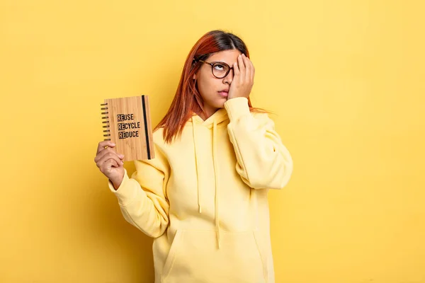 Spaanse Vrouw Voelt Zich Verveeld Gefrustreerd Slaperig Een Vermoeiende Recyclingconcept — Stockfoto