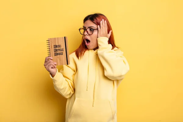 Spaanse Vrouw Die Zich Gelukkig Opgewonden Verrast Voelt Recyclingconcept — Stockfoto