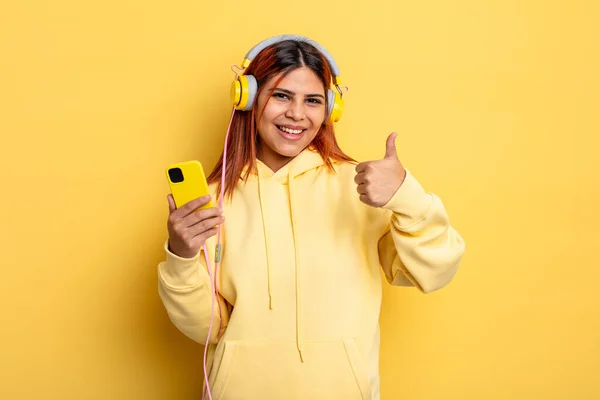 Mujer Hispana Sintiéndose Orgullosa Sonriendo Positivamente Con Los Pulgares Arriba —  Fotos de Stock