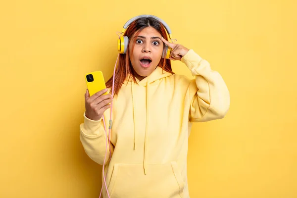 Mujer Hispana Que Parece Sorprendida Realizando Nuevo Pensamiento Idea Concepto —  Fotos de Stock