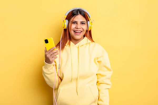 Mujer Hispana Que Parece Feliz Gratamente Sorprendida Auriculares Concepto Smartphone —  Fotos de Stock