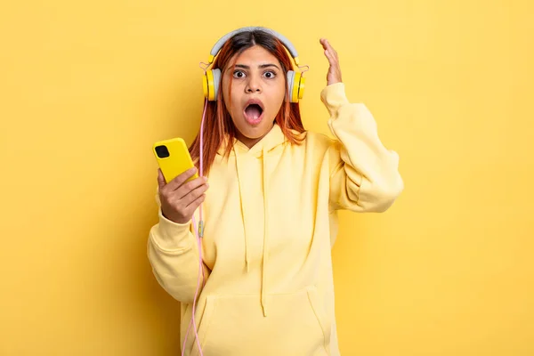 Mujer Hispana Gritando Con Las Manos Alto Auriculares Concepto Smartphone —  Fotos de Stock