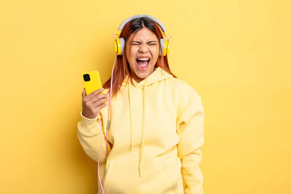 Mujer Hispana Gritando Agresivamente Pareciendo Muy Enojada Auriculares Concepto Smartphone —  Fotos de Stock