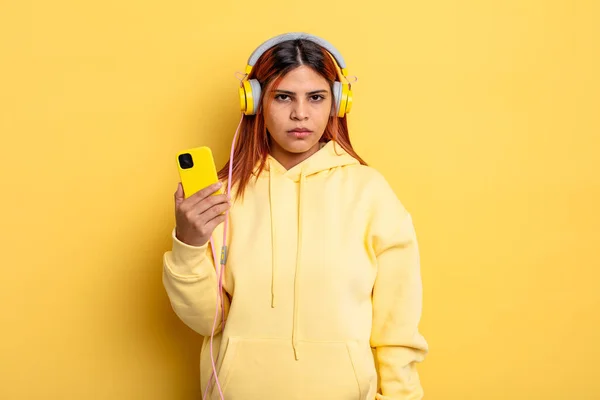 Mujer Hispana Sintiéndose Triste Molesta Enojada Mirando Hacia Lado Auriculares —  Fotos de Stock