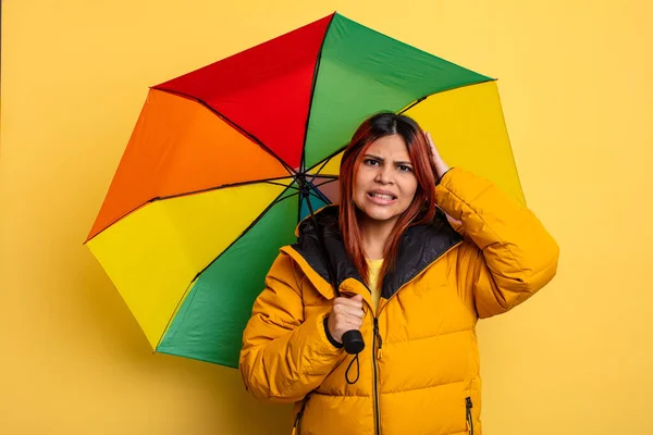 Испанская Женщина Чувствует Стресс Тревогу Страх Руками Голове Концепция Дождя — стоковое фото
