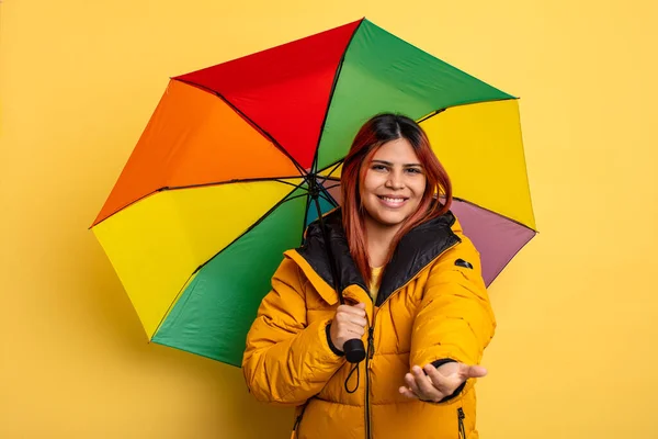 Латиноамериканка Счастливо Улыбается Дружелюбно Предлагает Показывает Концепцию Концепция Дождя Дождя — стоковое фото