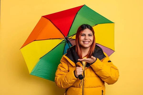 Латиноамериканка Весело Улыбается Чувствует Себя Счастливой Показывает Концепцию Концепция Дождя — стоковое фото
