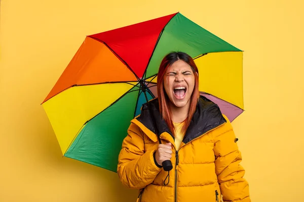 Латиноамериканка Кричит Агрессивно Выглядит Злой Концепция Дождя Дождя — стоковое фото