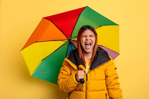 Mulher Hispânica Gritando Agressivamente Parecendo Muito Zangada Chuva Guarda Chuva — Fotografia de Stock