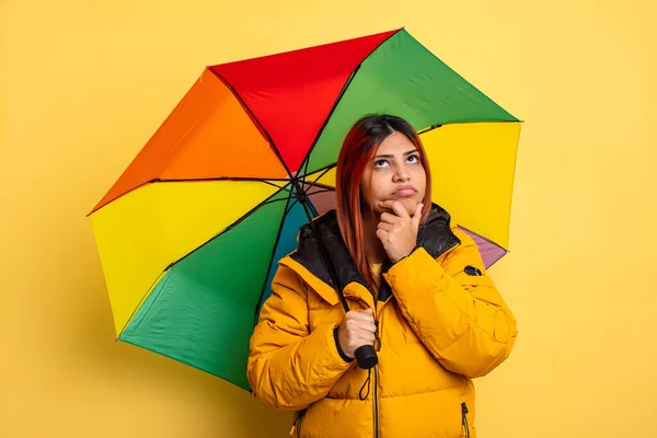 Латиноамериканка Думает Чувствует Сомнение Замешательство Концепция Дождя Дождя — стоковое фото