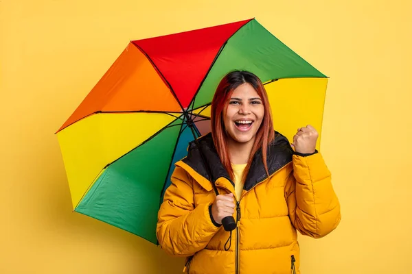 Mulher Hispânica Gritando Agressivamente Com Uma Expressão Irritada Chuva Guarda — Fotografia de Stock