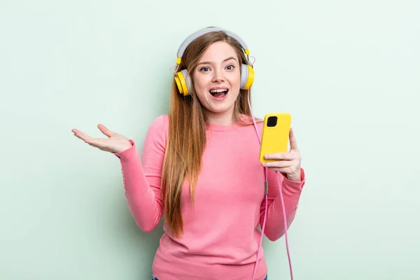 Κοκκινομάλλα Γυναίκα Αισθάνεται Χαρούμενος Και Έκπληκτος Κάτι Απίστευτο Ακουστικά Και — Φωτογραφία Αρχείου