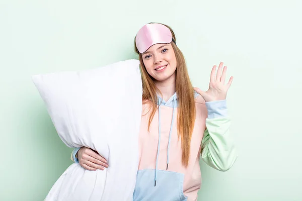 Roodharige Vrouw Glimlachend Vriendelijk Toont Nummer Vijf Pyjama Hoofdkussen — Stockfoto