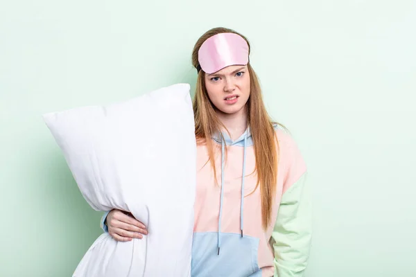 Roodharige Vrouw Voelt Zich Verward Verward Pyjama Hoofdkussen — Stockfoto