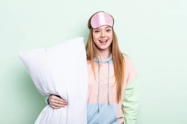 Rödhårig Kvinna Ser Glad Och Positivt Överraskad Pyjamas Och Kuddkoncept — Stockfoto