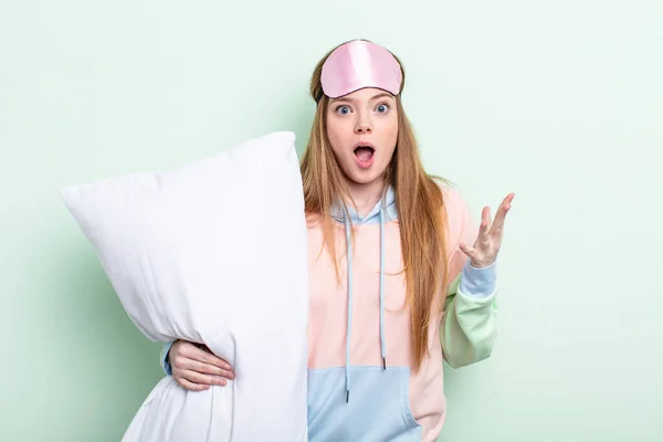 Roodharige Vrouw Voelt Zich Zeer Geschokt Verrast Pyjama Hoofdkussen — Stockfoto