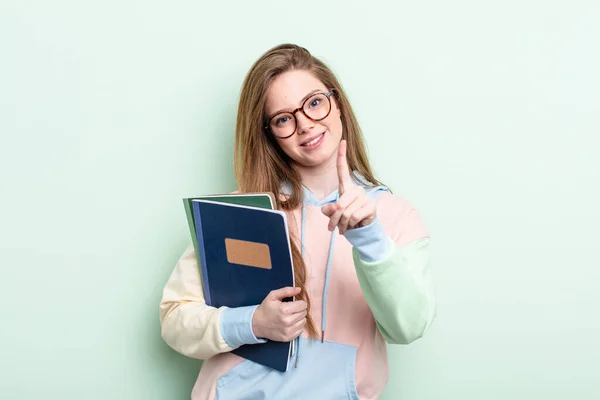 Mulher Ruiva Sorrindo Orgulhosamente Confiantemente Fazendo Número Conceito Estudante — Fotografia de Stock
