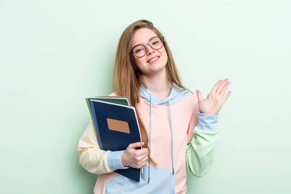 Pelirroja Sonriendo Alegremente Saludándote Con Mano Dándote Bienvenida Saludándote Concepto —  Fotos de Stock