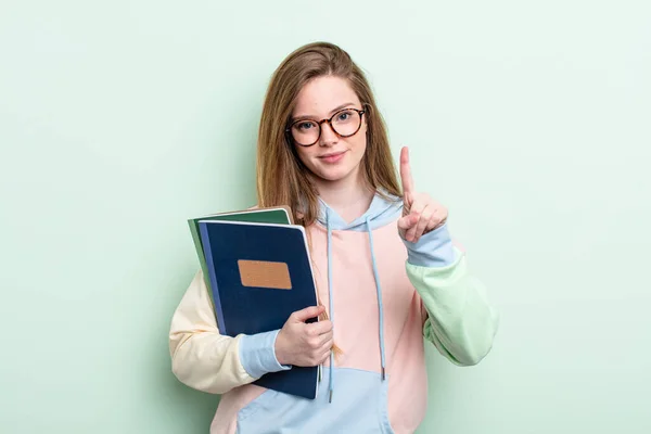 Rousse Femme Souriant Regardant Amical Montrant Numéro Concept Étudiant — Photo