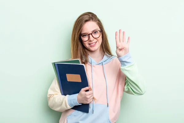 Mulher Ruiva Sorrindo Parecendo Amigável Mostrando Número Quatro Conceito Estudante — Fotografia de Stock
