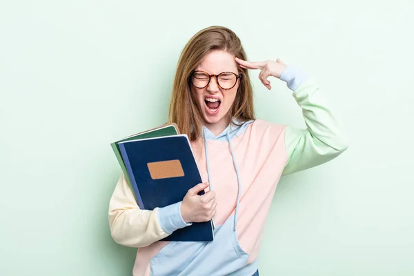 여자가 불만스럽고 스트레스받아 보이고 자살로 서명을 — 스톡 사진