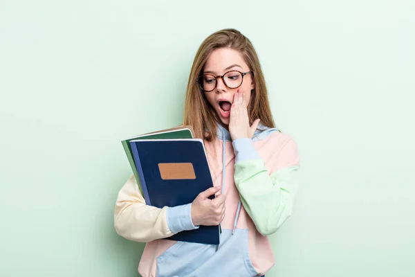 Mulher Ruiva Sentindo Feliz Animado Surpreso Conceito Estudante — Fotografia de Stock