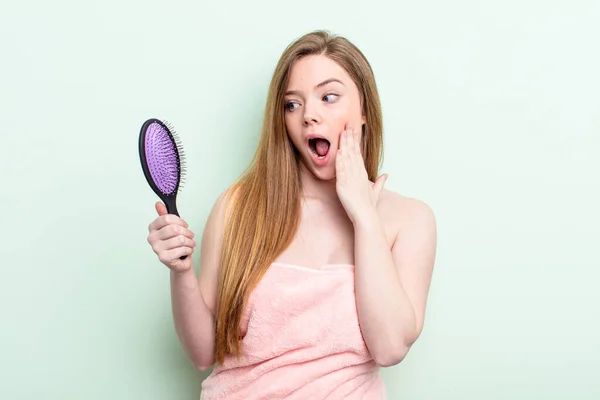 Redhair Woman Feeling Happy Excited Surprised Hair Comb Concept — Stock Photo, Image