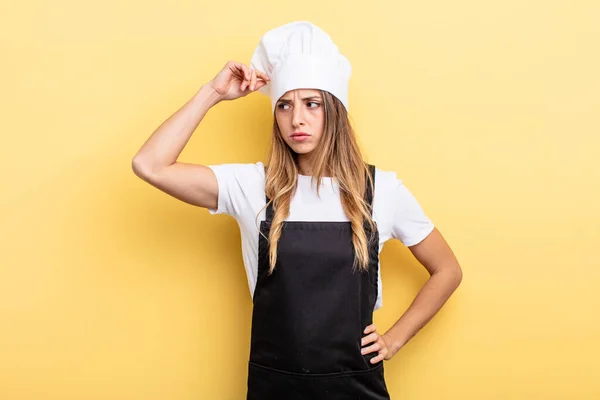 Pretty Woman Feeling Puzzled Confused Scratching Head Chef Concept — Stockfoto