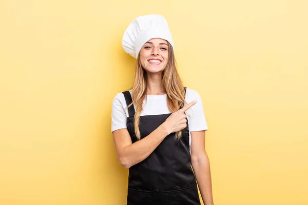 Pretty Woman Smiling Cheerfully Feeling Happy Pointing Side Chef Concept — стоковое фото