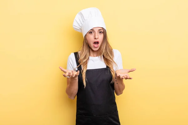 Pretty Woman Amazed Shocked Astonished Unbelievable Surprise Chef Concept — Stockfoto