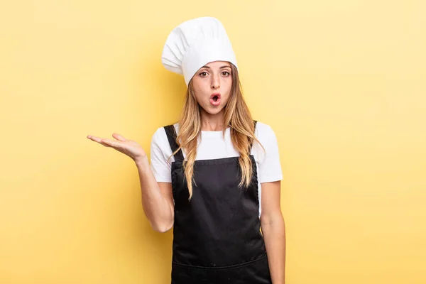 Pretty Woman Looking Surprised Shocked Jaw Dropped Holding Object Chef — Stockfoto