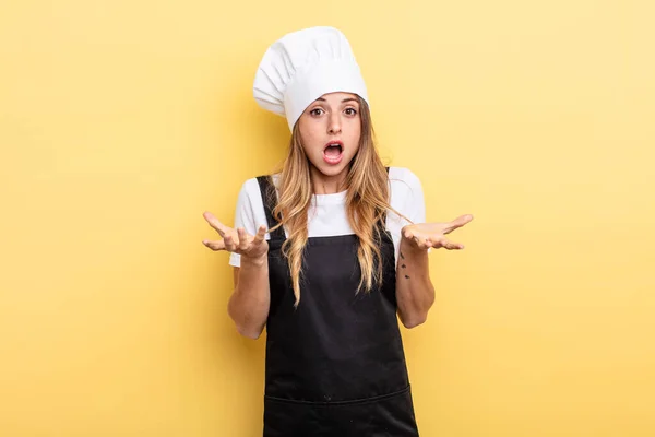 Pretty Woman Feeling Extremely Shocked Surprised Chef Concept — Stockfoto