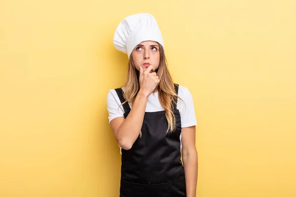 Pretty Woman Thinking Feeling Doubtful Confused Chef Concept — ストック写真