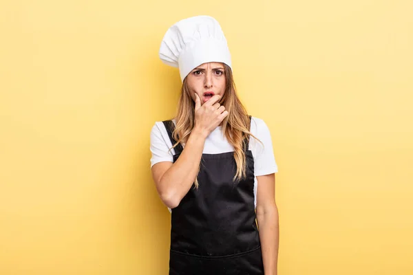 Pretty Woman Mouth Eyes Wide Open Hand Chin Chef Concept — ストック写真